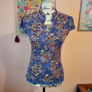 American Rag Blue Floral ruffle Front Stretchy Lace-Bottom Top, S, EUC